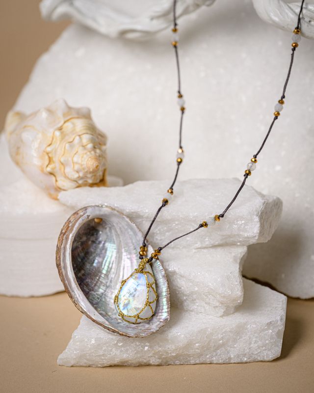 Rainbow Moonstone necklace long and adustabel