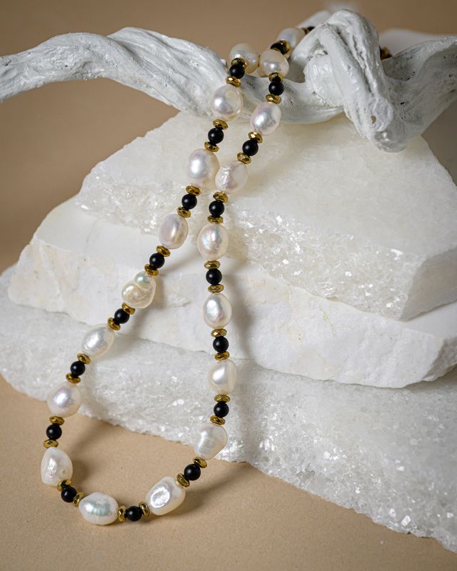 Irregular Pearl short Necklace with Black Onyx beads