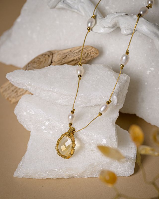 Citrine adjustable necklace with pearls
