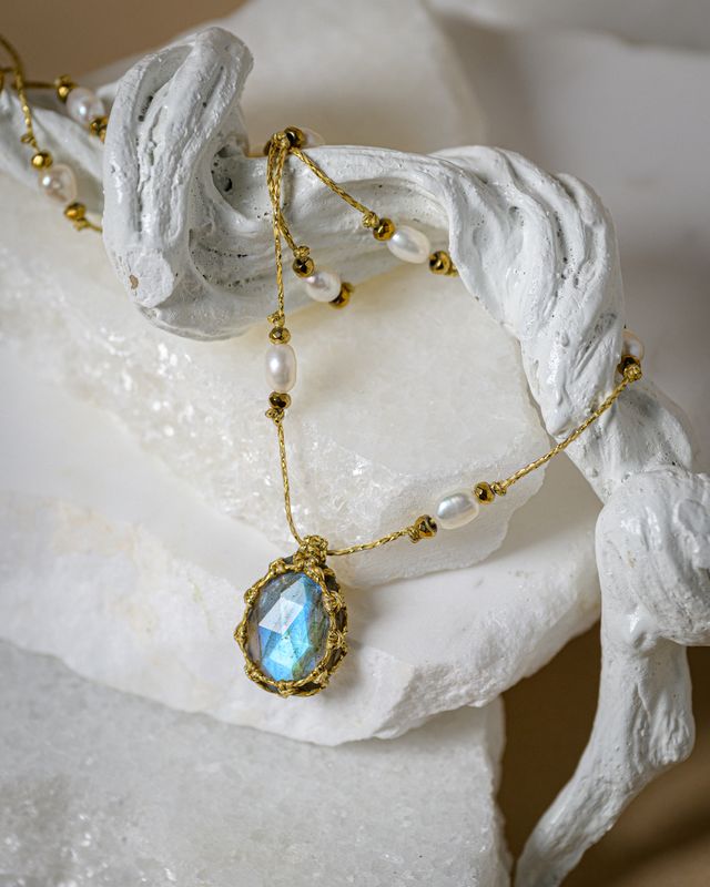 Filema Labradorite Necklace with oval pearls