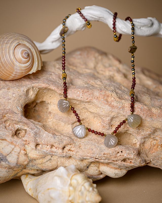 Shell Necklace Grey Moonstone