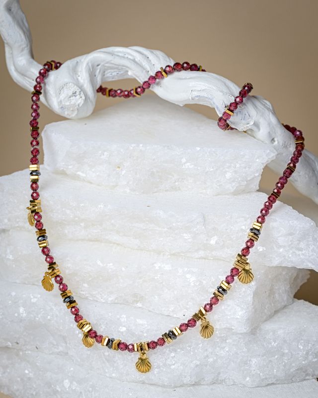 Short Garnet neckalce with gold shell elements